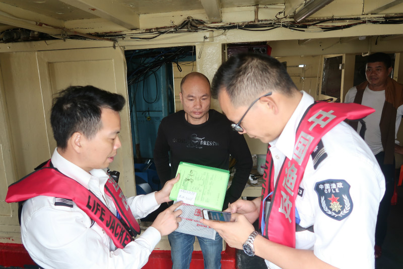 执法人员检查港澳流动渔船证书(2).jpg