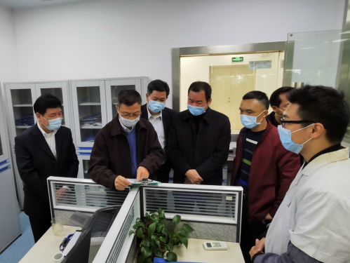张永忠局长在检查富民农批市场销售台账.jpg