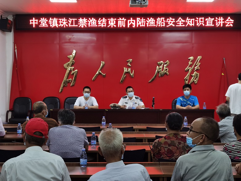 执法人员向渔民宣讲渔业安全知识0.jpg