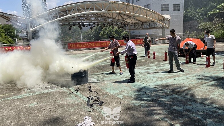 邀请渔民群众现场参与消防救生等设备实操演练0.jpg