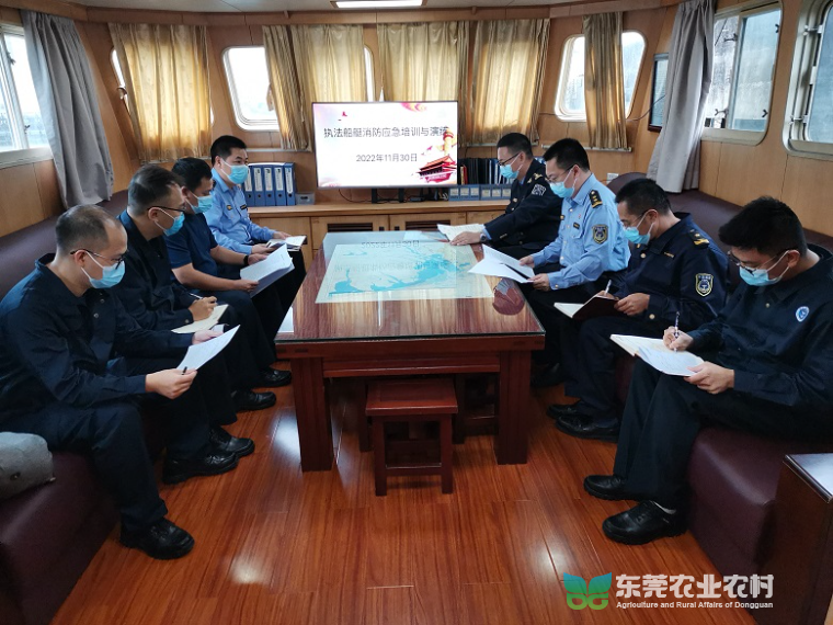 开展执法船艇消防应急培训与演练0.jpg