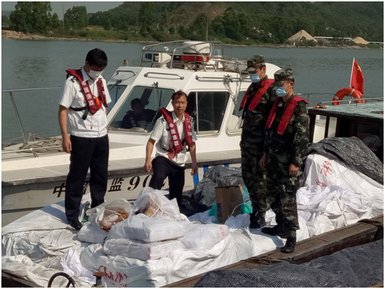 雷霆出击 东莞渔政海警联手查获走私“三无”船3艘冻品35吨.png