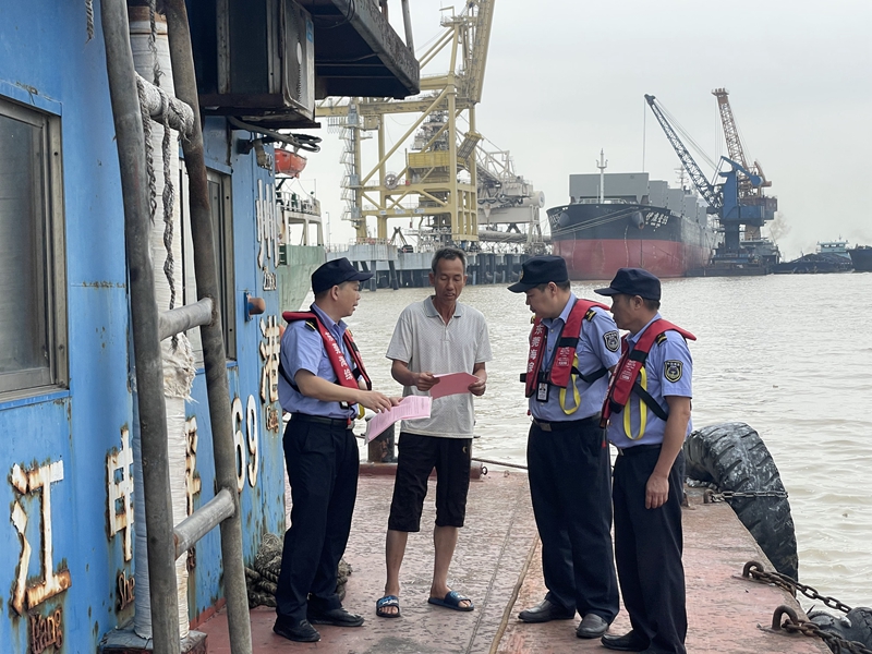 市海洋综合执法支队与市生态环境局签署海洋生态环境执法与监管协作机制