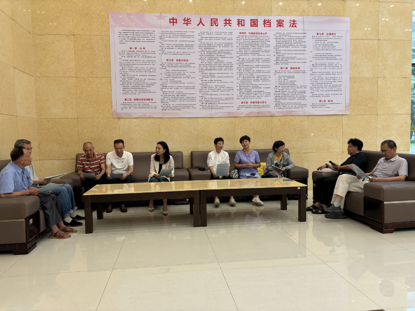 集中学习《离退休干部党员纪律告知书》.jpg