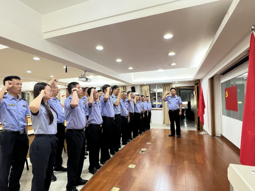全体党员重温入党誓词.jpg
