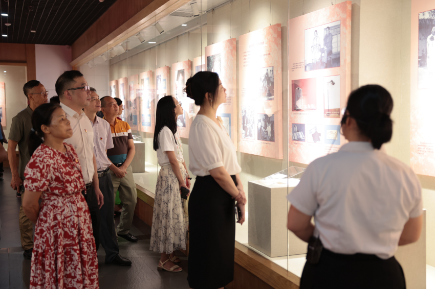 市疫控中心党总支部与石龙农技中心党支部开展一期联学共建主题党日活动，组织全体党员前往石龙镇博物馆参观“周恩来邓颖超的家风”展览.jpg