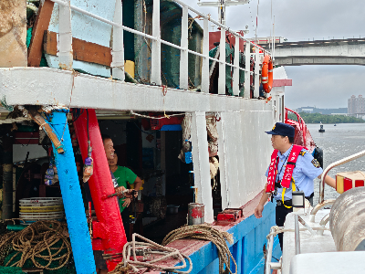 9月22日，执法人员提醒渔民做好渔船缆绳加固工作.jpg